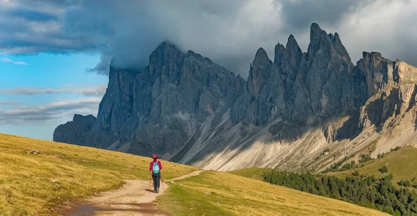 Sportieve jonge vrouw op hoogteweg bergen van de Dolomieten, Italië — Stockfoto