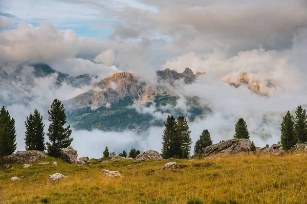 Salida del sol sobre las montañas Alpe di Siusi, Dolomitas, Trentino Tirol del Sur, Italia —  Fotos de Stock