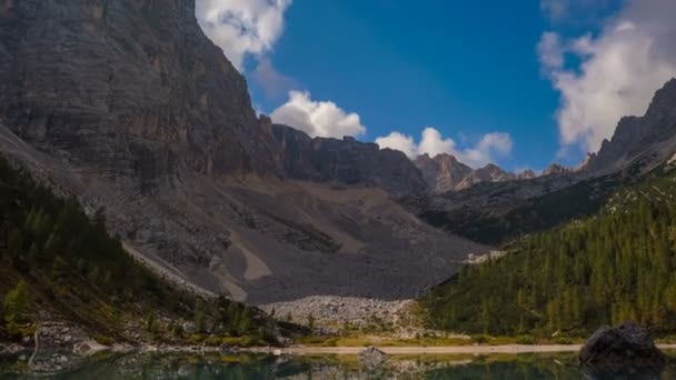 Timelapse wolken boven Lago Di Sorapis Lake Mountain Italië Dolomieten — Stockvideo