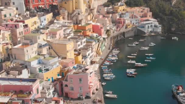 Napoli yakınlarındaki Procida adasındaki Corriccella balıkçı köyünün hava manzarası — Stok video