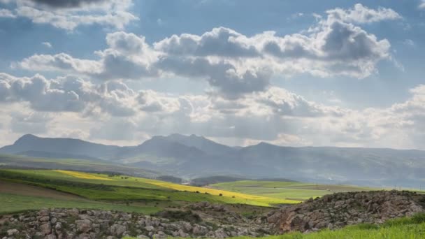 Timelapse με κινούμενα σύννεφα σε βουνά Atlas Μαρόκο — Αρχείο Βίντεο