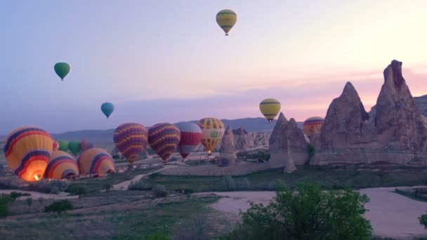 Viele Heißluftballons fliegen über Täler in Göreme, Türkei. — Stockvideo