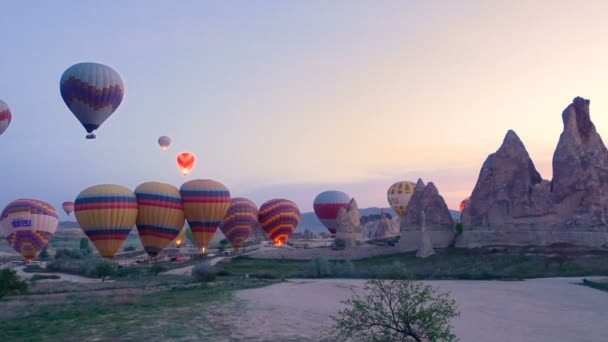 Banyak balon udara panas terbang di atas lembah di Goreme, Turki. — Stok Video