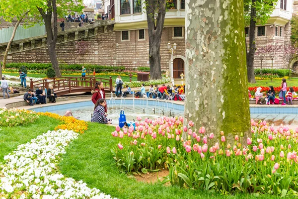 Colorful flower beds during annual April tulip festival in Istanbul in Gulhane Park, Turkey — Stock Photo, Image
