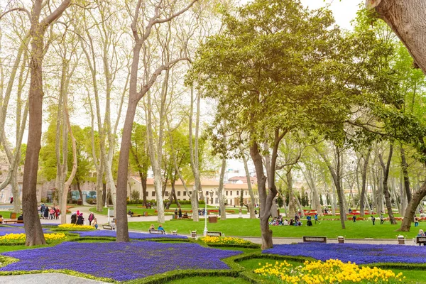 Yıllık Nisan lale festivali sırasında İstanbul, Gulhane Park 'ta renkli çiçek yatakları — Stok fotoğraf