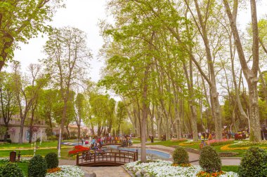 İstanbul, Türkiye - 10 Nisan 2019: Türkiye 'nin Gulhane Park kentinde düzenlenen yıllık Nisan lale festivali sırasında renkli çiçek yatakları