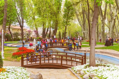 İstanbul, Türkiye - 10 Nisan 2019: Türkiye 'nin Gulhane Park kentinde düzenlenen yıllık Nisan lale festivali sırasında renkli çiçek yatakları
