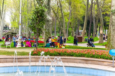 İstanbul, Türkiye - 10 Nisan 2019: Türkiye 'nin Gulhane Park kentinde düzenlenen yıllık Nisan lale festivali sırasında renkli çiçek yatakları
