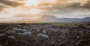 Timanfaya Ulusal Parkı Lanzarote Kanarya Adaları 'nda gün batımında volkanik manzara