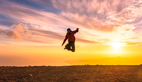 Gelukkige man springt van vreugde bij zonsondergang. Succes, winnaar, geluk, ttavel concept — Stockfoto