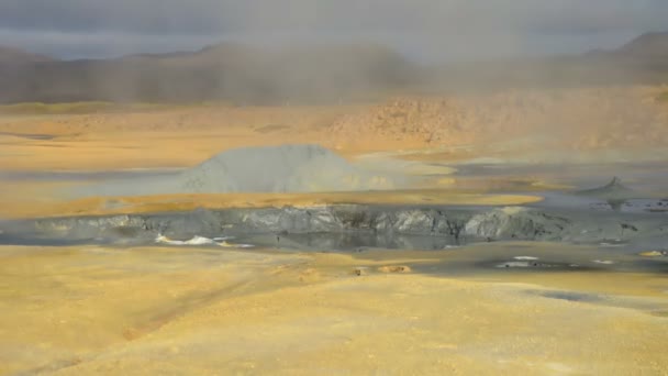 Panelas de lama fervente na área geotérmica de Namafjall Hverir, na Islândia — Vídeo de Stock