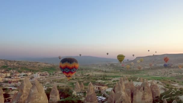 Banyak balon udara panas terbang di atas lembah di Goreme, Turki — Stok Video