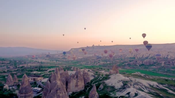 Muitos balões de ar quente voando sobre vales em Goreme, Turquia — Vídeo de Stock