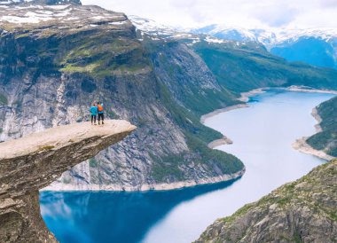 Trolltunga Norveç 'te poz veren çift