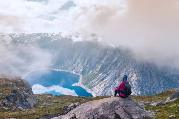 Giovane donna con zaino in cima fiordo Norvegia — Foto Stock