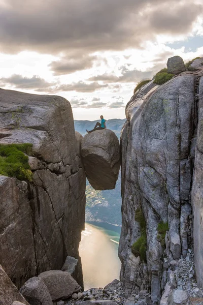 Mujer turista en Kjeragbolten Viaje Noruega Montañas Kjerag — Foto de Stock