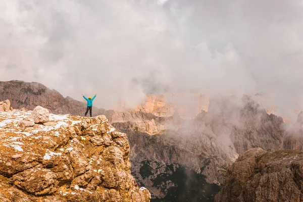 Frau auf felsigen Dolomiten, sella ronda — Stockfoto