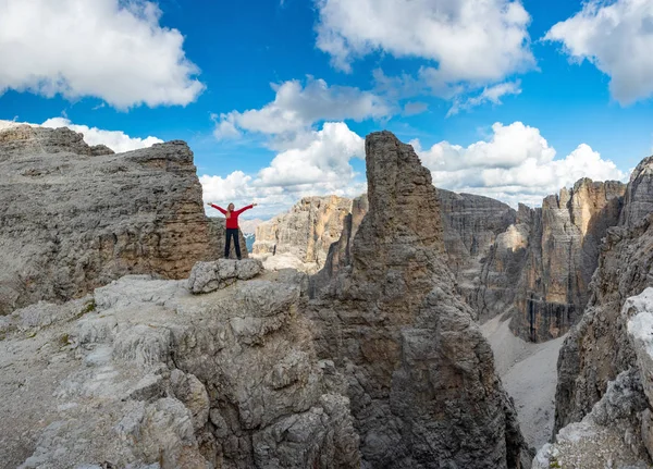 Aktiv vandring, njuta av utsikten, titta på Dolomiterna bergslandskap — Stockfoto