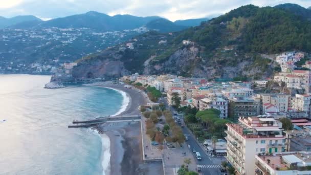 Widok z lotu ptaka na Maiori, wybrzeże Amalfi, Włochy — Wideo stockowe