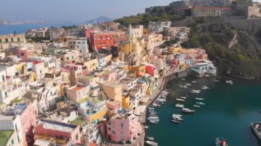 Napoli yakınlarındaki Procida adasındaki Corriccella balıkçı köyünün hava manzarası
