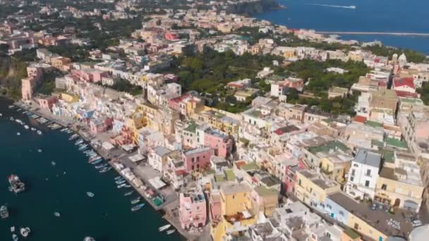 Veduta aerea del villaggio di pescatori di Corriccella nell'isola di Procida vicino a Napoli — Video Stock