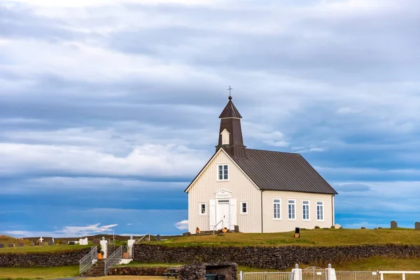 La iglesia de madera en la costa sur de Islandia, llamada Strandarkirkja — Foto de Stock