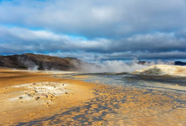 Campo de fumarola na zona geotérmica de Hverir Islândia. Famosa atração turística — Fotografia de Stock