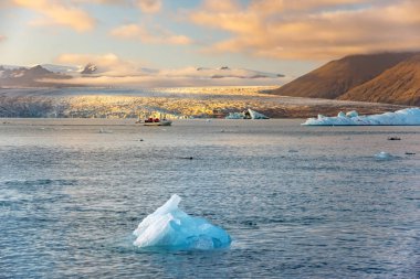 Buz Gölü. Jokulsarlon Buzul Gölü 'ndeki buzdağları İzlanda' nın batımında