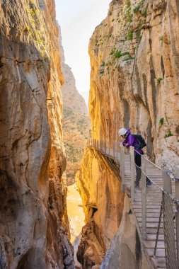 El Caminito del Rey 'deki turist bayanı Malaga, İspanya