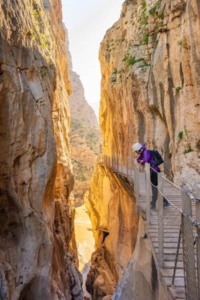 Toeristische vrouw in El Caminito del Rey toeristische attractie Malaga, Spanje — Stockfoto