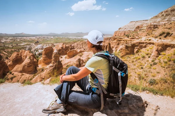 Sporty woman hiker on top of mountain — Stock Photo, Image