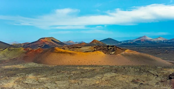 Vulkanikus táj a Timanfaya Nemzeti Park, Lanzarote sziget Kanári-szigetek Spanyolország — Stock Fotó