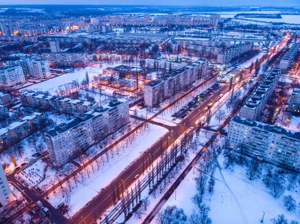 Vue aérienne d'hiver sur la ville avec routes, maisons, bâtiments. Hélicoptère drone tir Photo De Stock