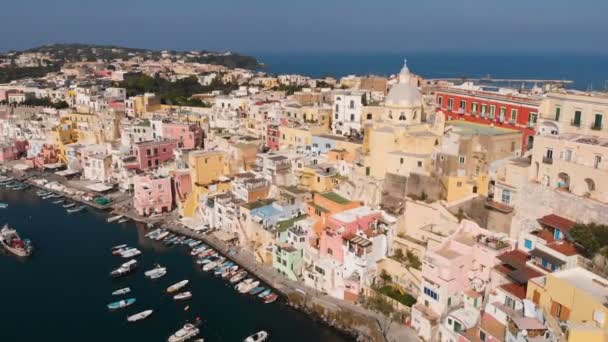 Veduta aerea del villaggio di pescatori di Corriccella nell'isola di Procida vicino a Napoli — Video Stock