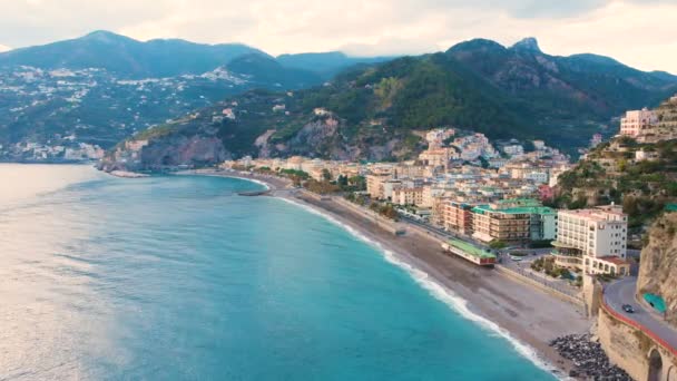 Letecký pohled na Maiori, pobřeží Amalfi, Itálie — Stock video