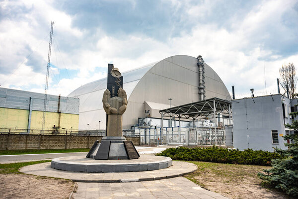 Чернобыльская АЭС с приютом и памятником в память о катастрофе
