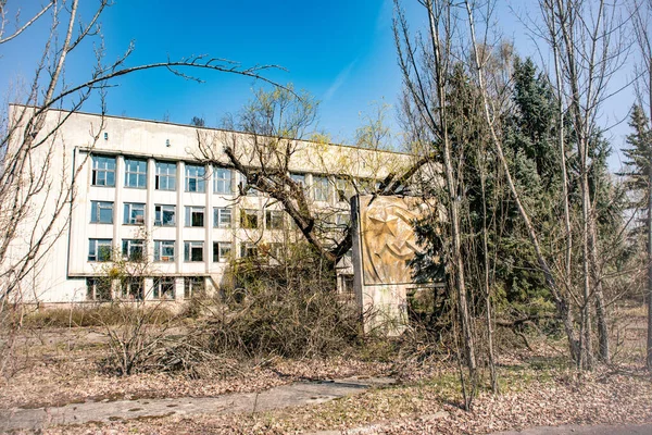 Központi tér elhagyott város Pripyat Csernobil zóna Ukrajna — Stock Fotó