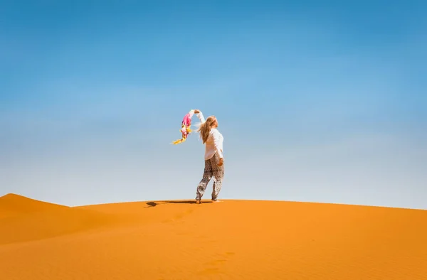 Sportos nő Merzouga dűnék Szahara sivatag Marokkó — Stock Fotó