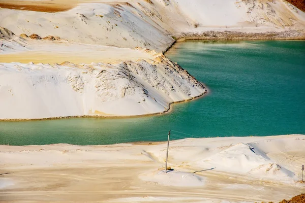 Pedreira de areia de quartzo com lago — Fotografia de Stock