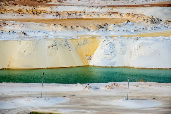 Pedreira de areia de quartzo com lago — Fotografia de Stock