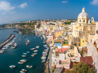 Procida Adası Napoli 'deki Corricella balıkçı köyünün insansız hava aracı görüntüsü