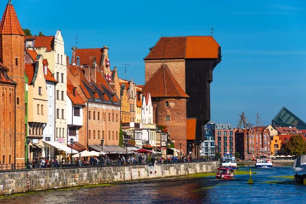 ポーランドで最も古い中世のポートクレーンとGdansk旧市街 — ストック写真