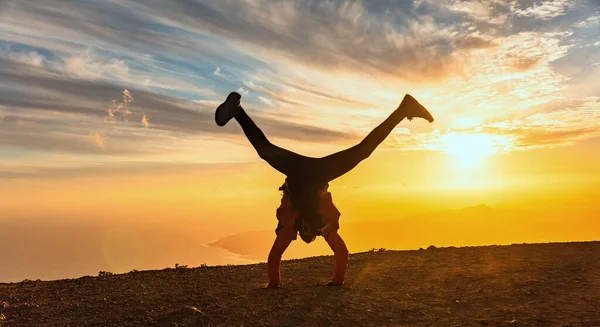 Šťastný muž skákající radostí při západu slunce. Úspěch, vítěz, štěstí, tavel koncept — Stock fotografie