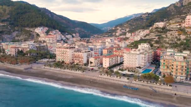 Vuelo aéreo con drones de Maiori, costa de Amalfi, Italia — Vídeos de Stock