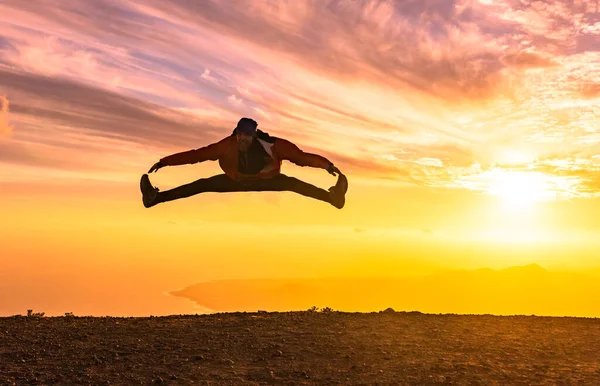 Hombre feliz saltando de alegría al atardecer. Éxito, ganador, felicidad, concepto ttavel —  Fotos de Stock