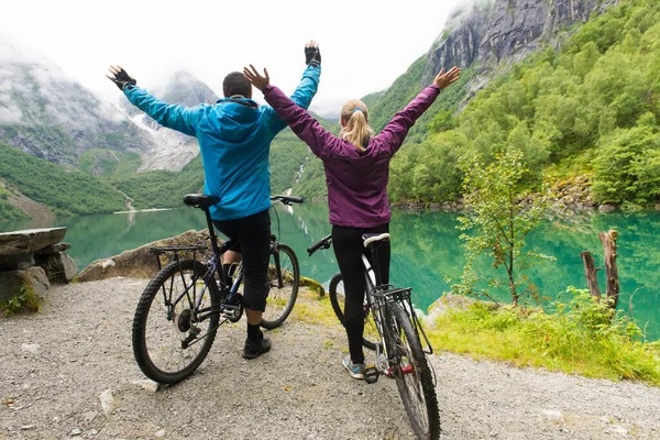 Andare in bicicletta in Norvegia contro paesaggi pittoreschi — Foto Stock