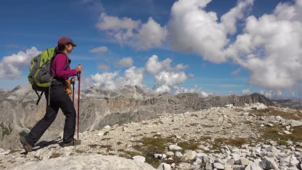 Backpacker πεζοπορία στο Montain τοπίο. Καλοκαιρινές περιπέτειες σε Δολομίτες Άλπεις — Αρχείο Βίντεο