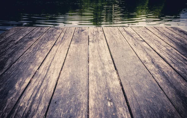 Tableros de madera vintage con fondo de lago forestal —  Fotos de Stock