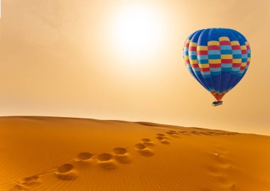 Çöl ve sıcak hava balonu Gün doğumunda manzara