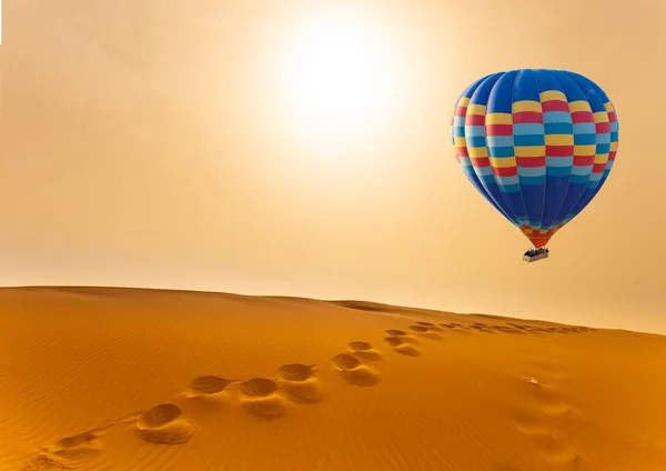 Désert et montgolfière Paysage au lever du soleil — Photo